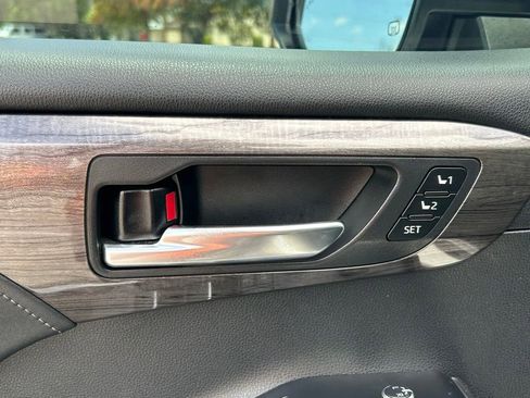 Used 2021 Toyota Highlander Limited AWD/4WD image 19