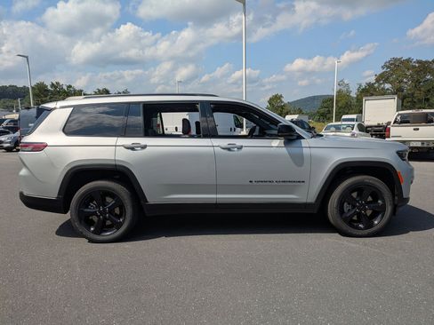 New 2025 Jeep Grand Cherokee L Altitude image 4