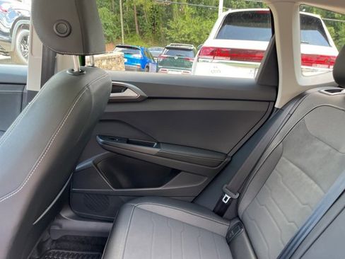 New 2025 Volkswagen Taos SE image 15