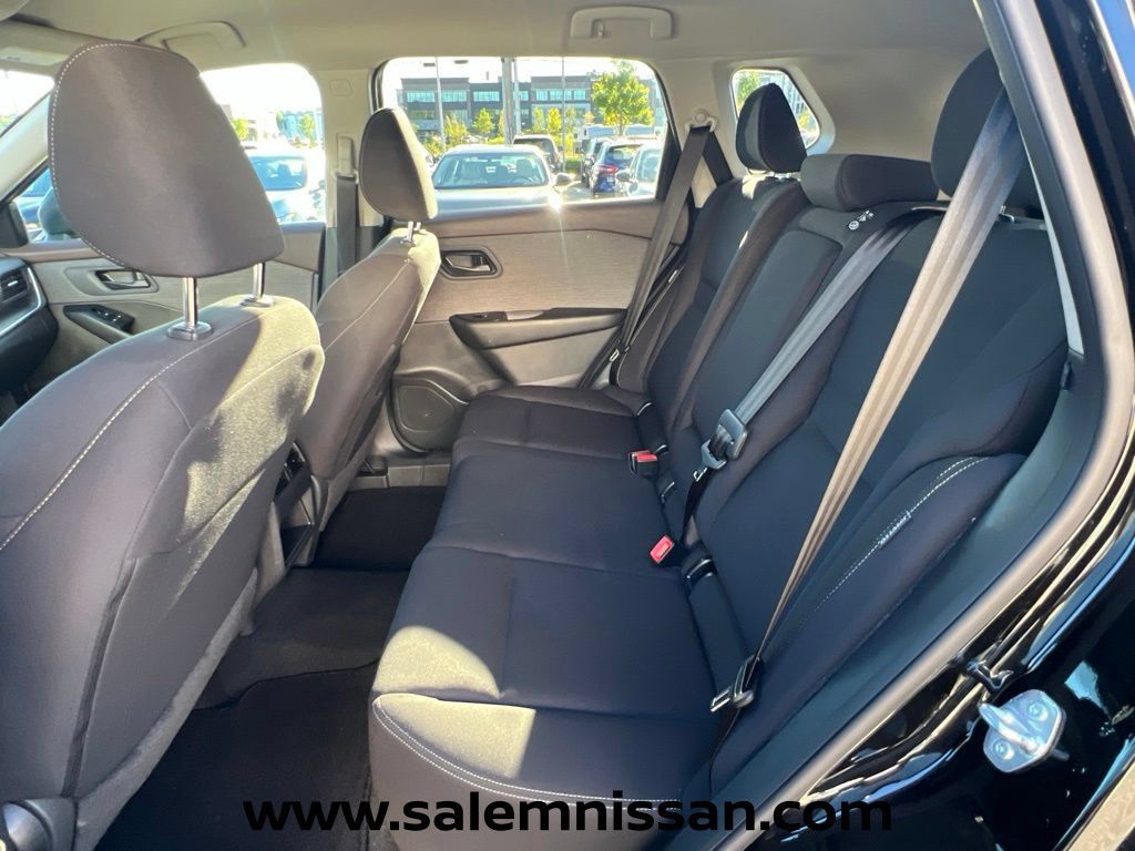 Used 2023 Nissan Rogue S AWD/4WD image 17