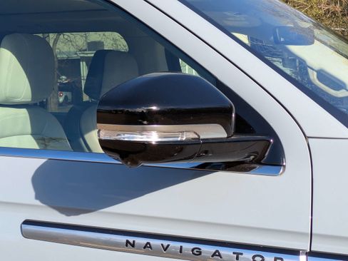 Used 2025 Lincoln Navigator Reserve image 12