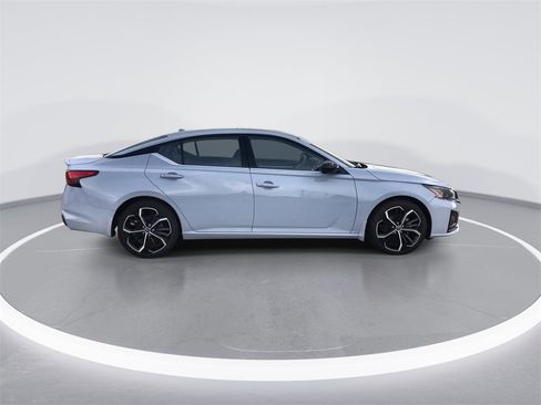 Used 2023 Nissan Altima 2.5 SR w/ SR Premium Package image 9