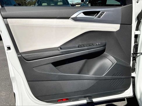 New 2025 Volkswagen Taos SE FWD image 10