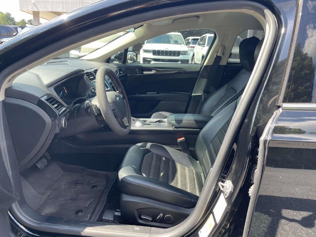Used 2018 Ford Fusion SE w/ Equipment Group 201A FWD image 19