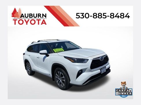 Used 2022 Toyota Highlander XLE AWD/4WD image 1