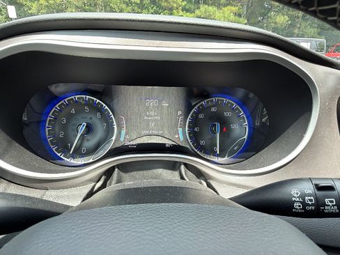 Used 2025 Chrysler Pacifica Select FWD image 28