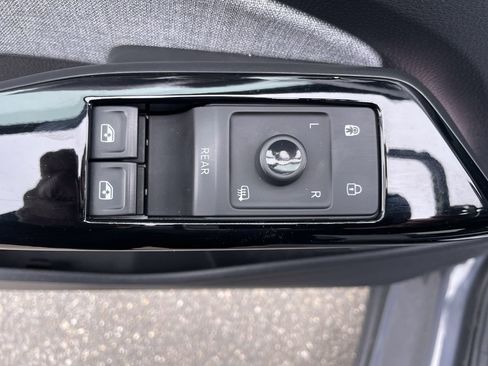 Used 2023 Volkswagen ID.4 Pro image 18