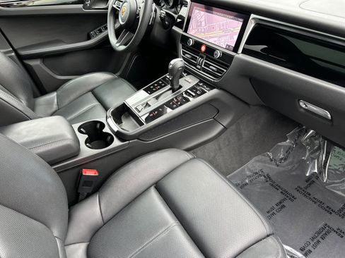 Used 2025 Porsche Macan image 17