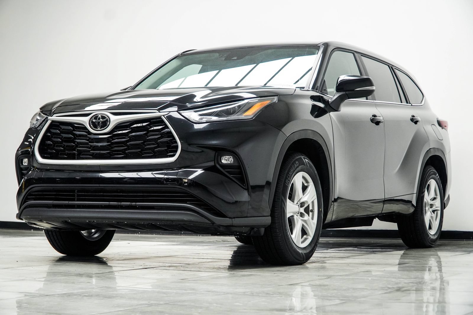 Used 2025 Toyota Highlander LE FWD image 10