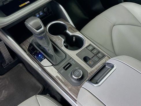 Certified 2025 Toyota Highlander Platinum AWD/4WD image 16