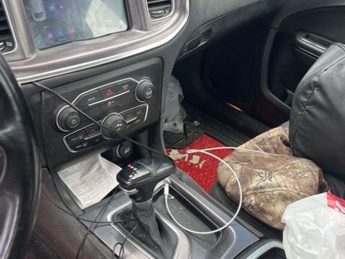 Used 2017 Dodge Charger SE image 11