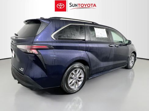 Used 2023 Toyota Sienna XLE image 4