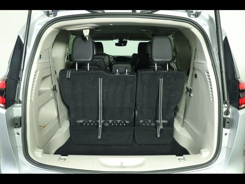 Used 2024 Chrysler Pacifica Touring-L image 14