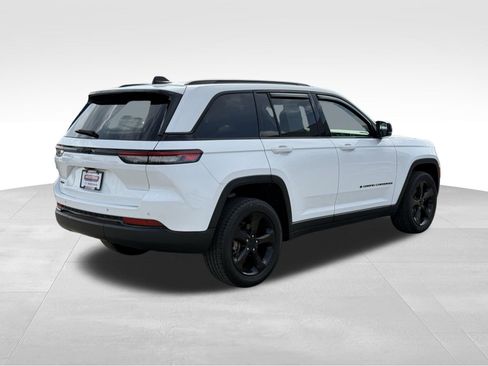 Used 2023 Jeep Grand Cherokee Altitude AWD/4WD image 9