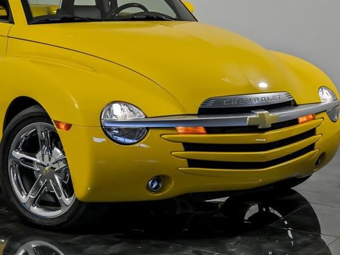 Used 2005 Chevrolet SSR w/ Preferred Equipment Group RWD image 2