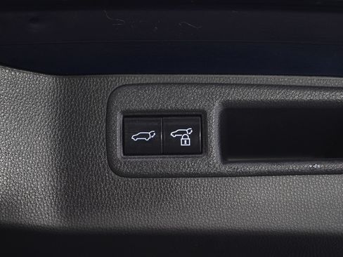 Used 2021 Toyota Venza LE image 10