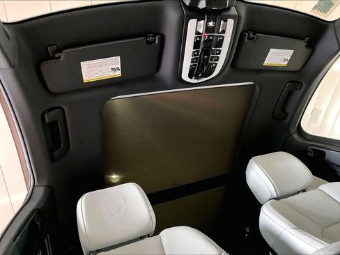 Used 2025 Porsche Macan image 25