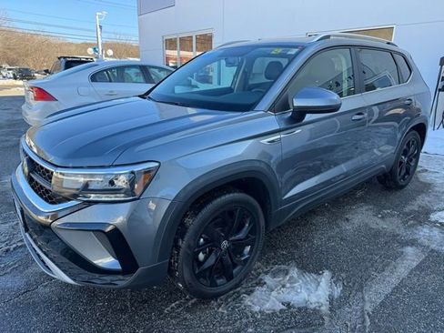 Certified 2022 Volkswagen Taos SE image 1