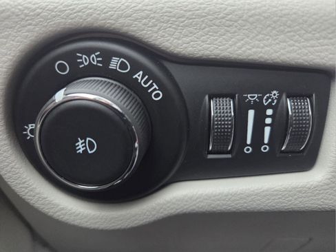 Used 2024 Chrysler Pacifica Touring-L image 12