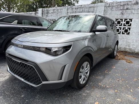 Used 2023 Kia Soul LX image 3