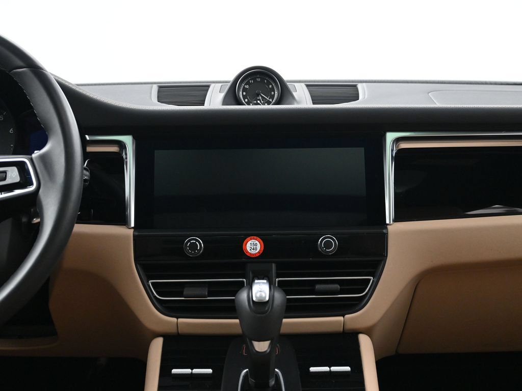 Certified 2023 Porsche Macan AWD/4WD image 11