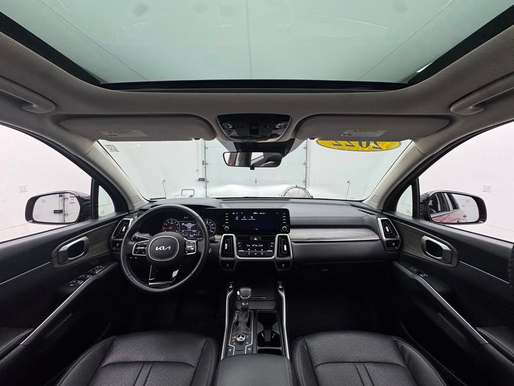 Used 2022 Kia Sorento S w/ Panoramic Sunroof Package AWD/4WD image 3