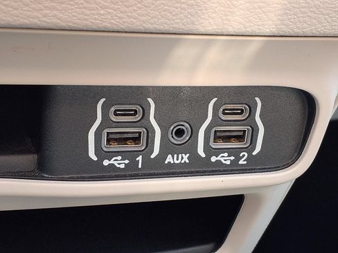 Used 2023 Chrysler Pacifica Touring-L FWD image 7