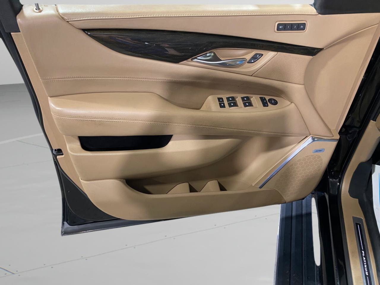 Used 2018 Cadillac Escalade Platinum AWD/4WD image 14