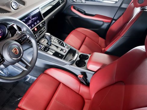 Certified 2025 Porsche Macan image 17