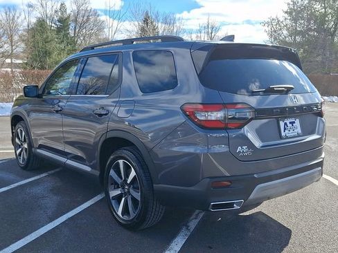 Used 2025 Honda Pilot Touring image 4