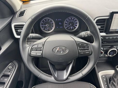 Used 2022 Hyundai Venue Limited FWD image 8