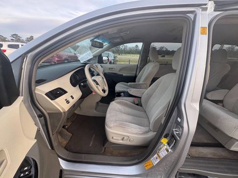 Used 2011 Toyota Sienna LE image 13