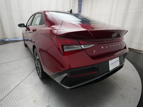 Used 2025 Hyundai Elantra Limited FWD image 34