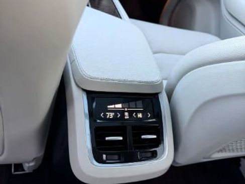 Used 2016 Volvo XC90 T6 Momentum w/ Momentum Plus Package image 16