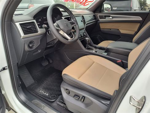 Used 2022 Volkswagen Atlas Cross Sport SE image 2