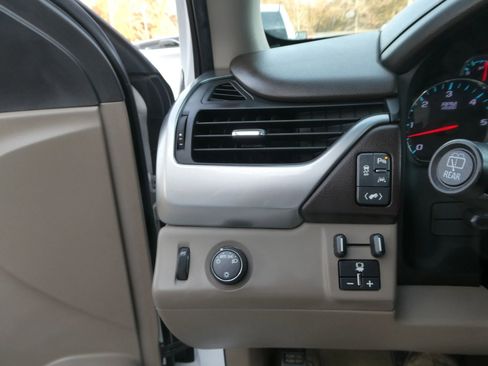 Used 2018 Chevrolet Suburban LT image 18