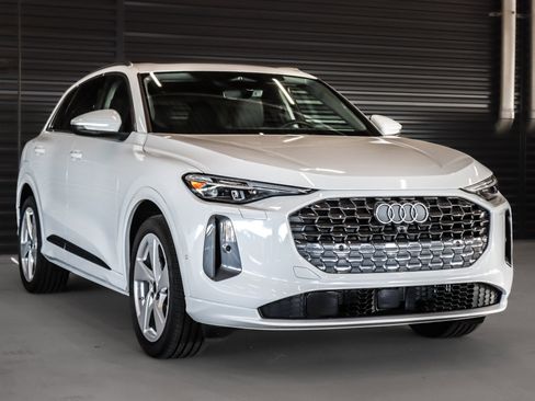 Certified 2025 Audi Q5 Prestige image 9