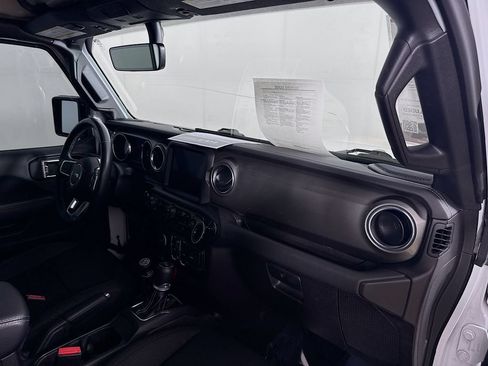 Used 2022 Jeep Wrangler Unlimited Sahara AWD/4WD image 32