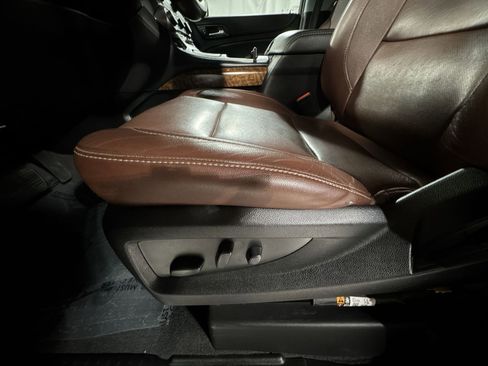 Used 2019 Chevrolet Suburban Premier w/ Premier Plus Edition image 18