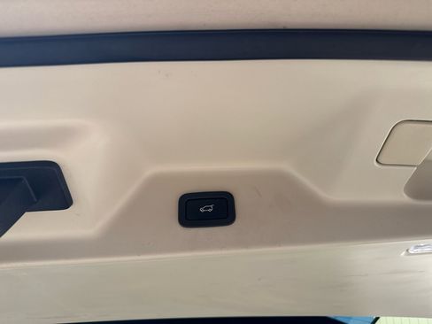 Used 2016 Land Rover Range Rover HSE image 9