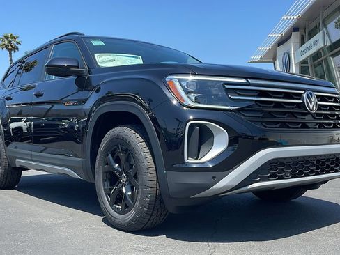 New 2025 Volkswagen Atlas Peak Edition SE image 5