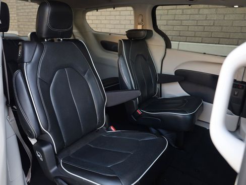 Used 2022 Chrysler Pacifica Limited FWD image 25