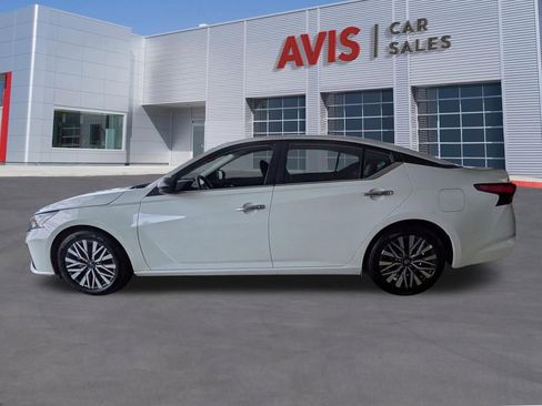 Used 2025 Nissan Altima 2.5 SV FWD image 11