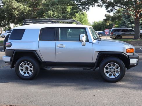 Used 2012 Toyota FJ Cruiser 4WD w/ Upgrade Pkg image 3