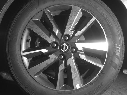 Used 2025 Nissan Versa SV image 12