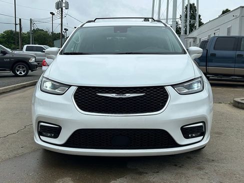 Used 2022 Chrysler Pacifica Touring-L FWD image 3