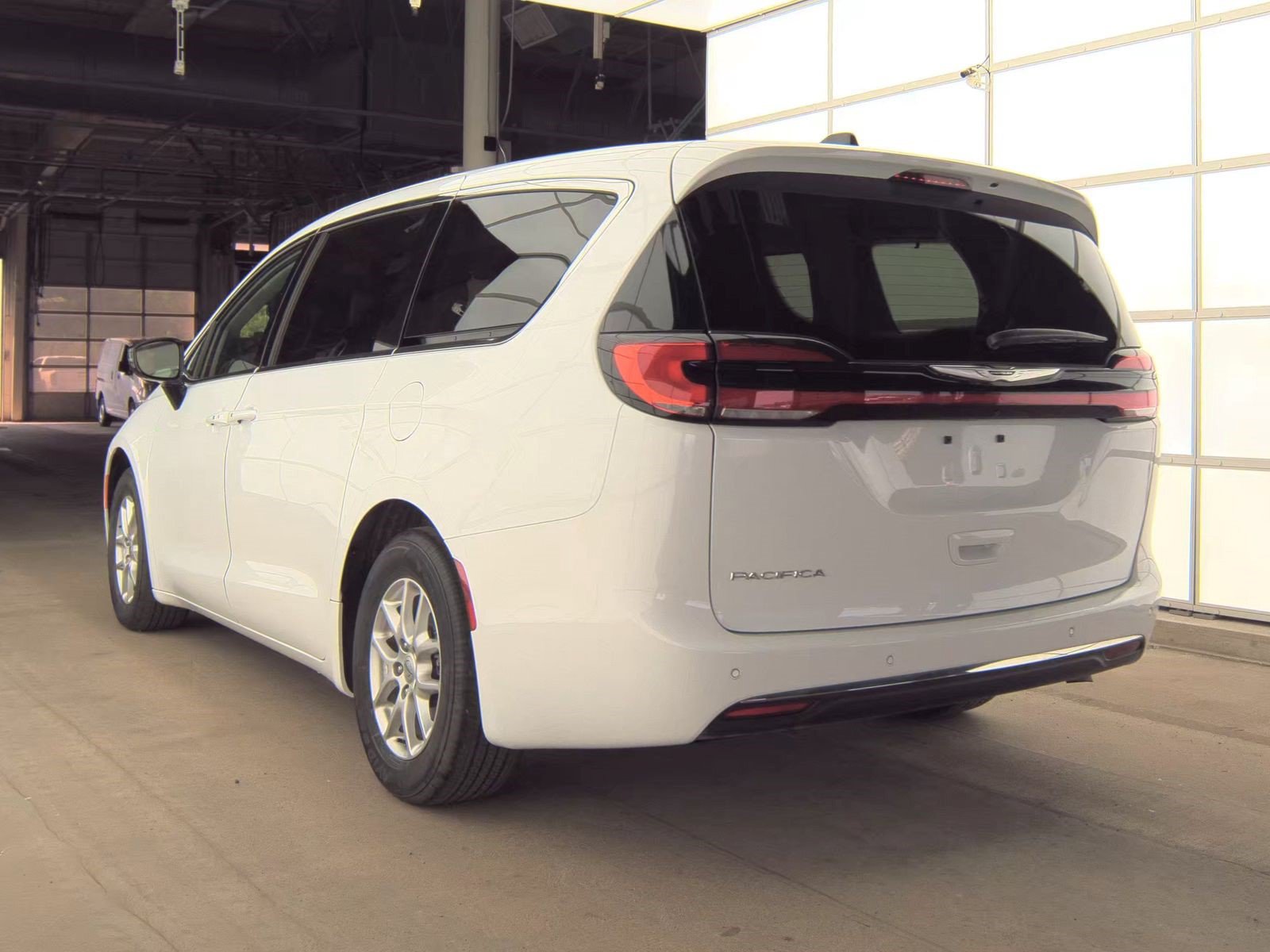 Used 2024 Chrysler Pacifica Touring-L w/ Uconnect Theater Family Group FWD image 6