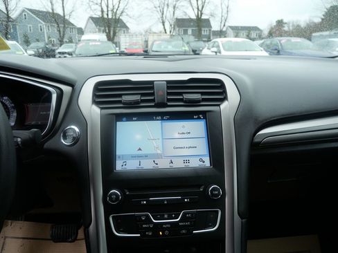 Used 2017 Ford Fusion SE w/ Fusion SE Technology Package image 13