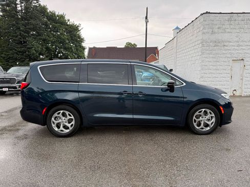 Used 2024 Chrysler Pacifica Limited FWD image 4
