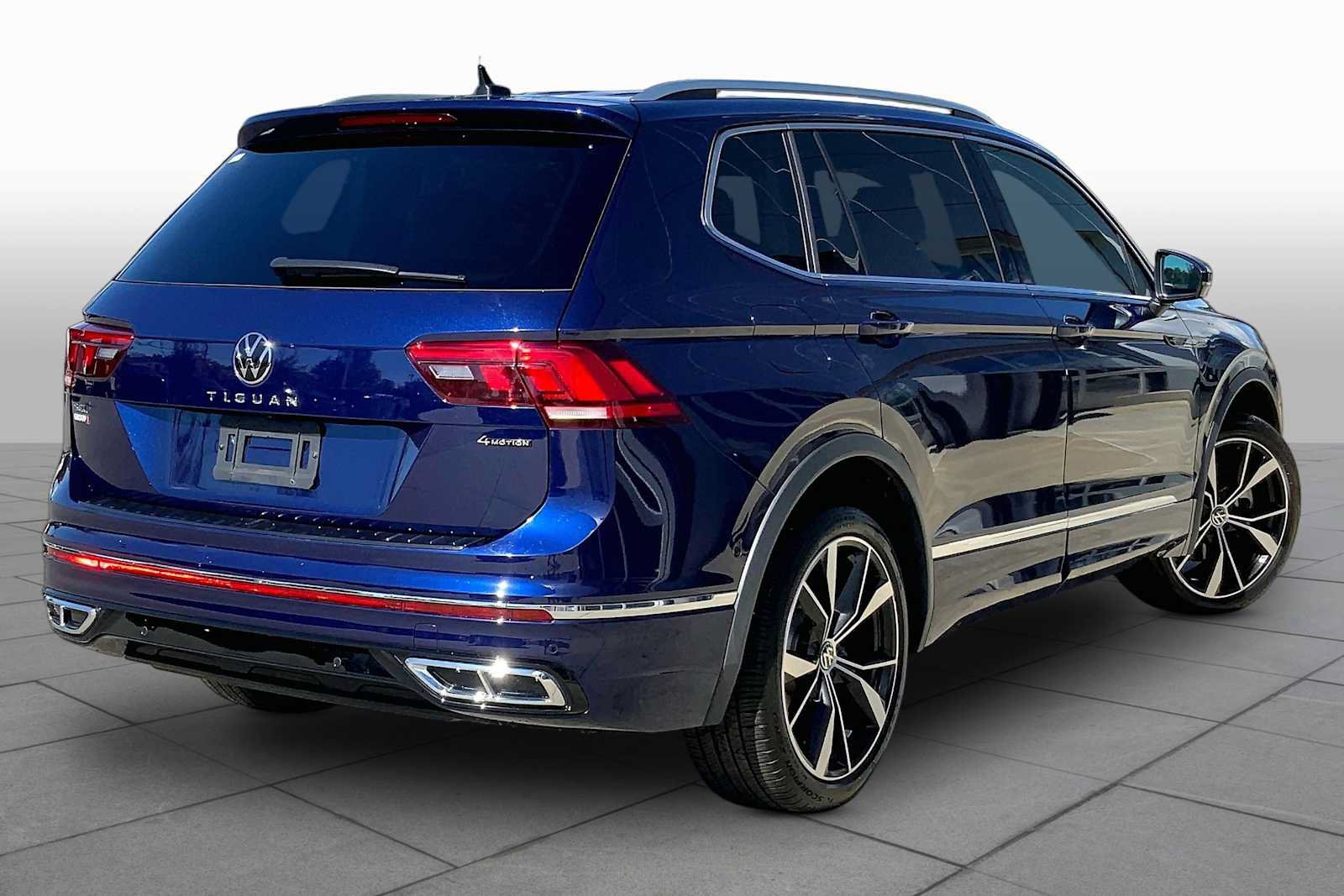 Used 2024 Volkswagen Tiguan SEL R-Line AWD/4WD image 12